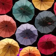 bunte aufgespannte Regenschirme
